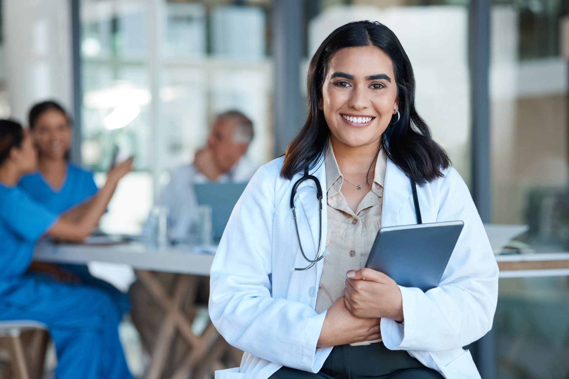 Médica da rede Doctor Prime atendendo em consultório