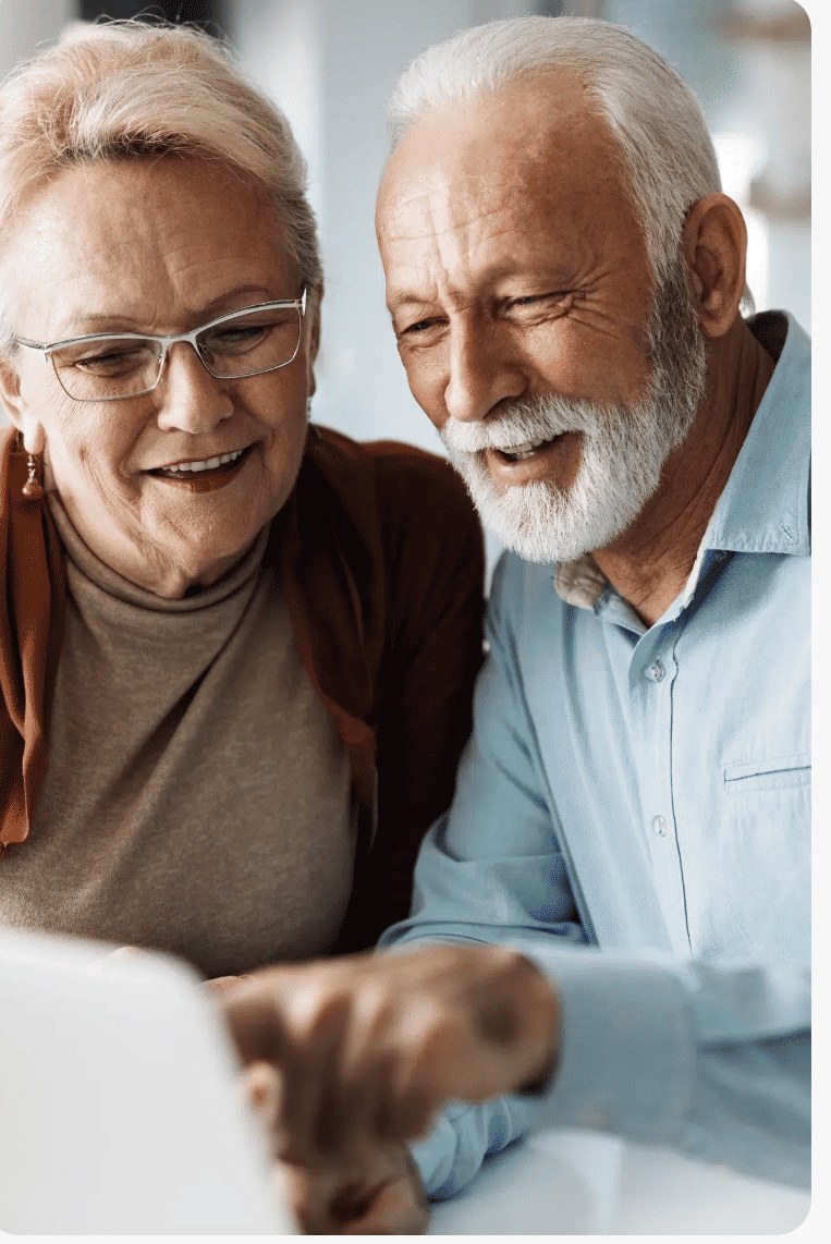 Casal utilizando o aplicativo Doctor Prime em um tablet